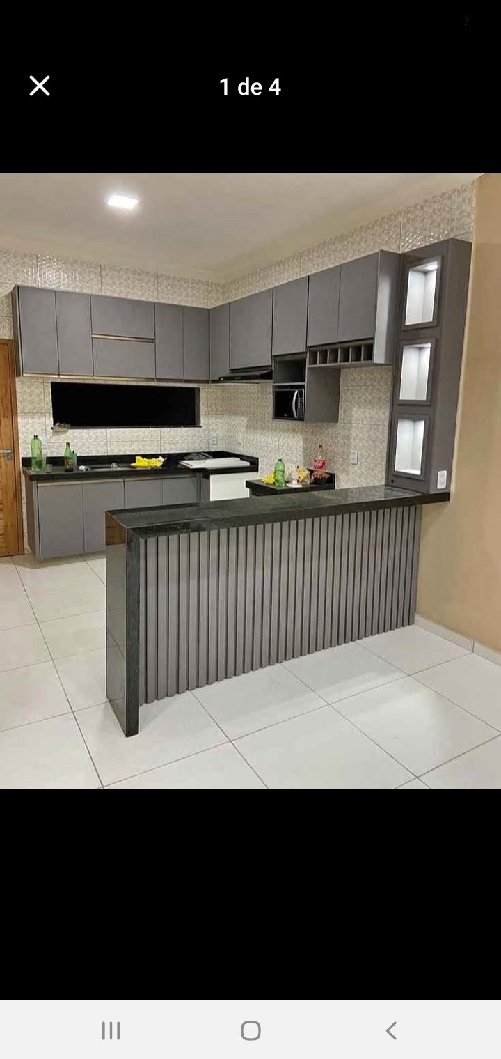 Cocina con barra y acabados modernos